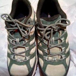 Women's tennis shoes